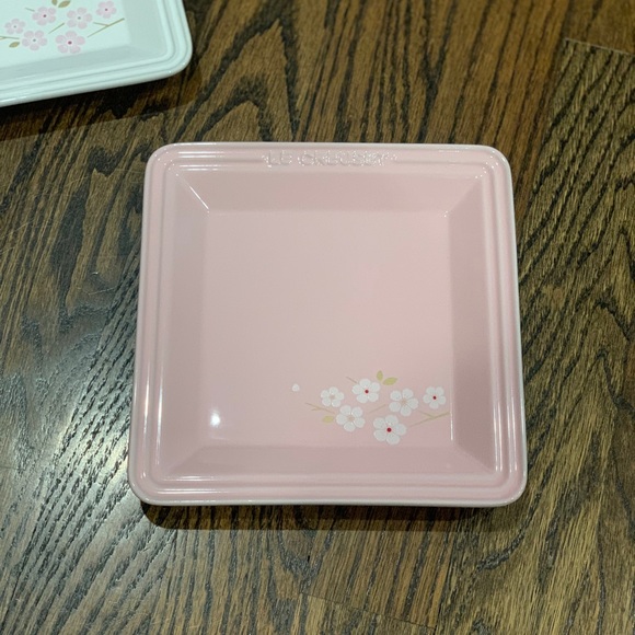 New Le Creuset Sakura Small Square Plates Set of 2 - Picture 2 of 5